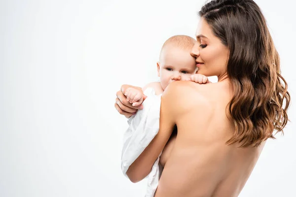 Retrato de atractiva madre desnuda sosteniendo al bebé, aislado en blanco - foto de stock