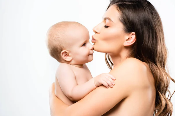 Ritratto di attraente madre nuda che abbraccia e bacia il bambino, isolato su bianco — Foto stock