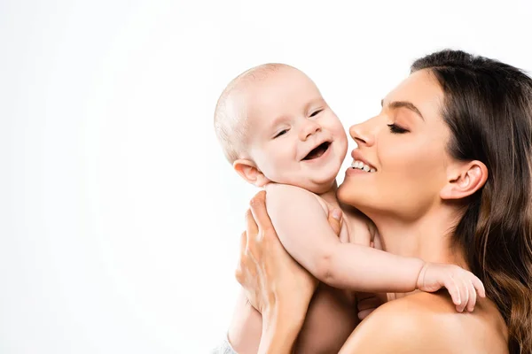 Retrato de madre desnuda sosteniendo al bebé riendo, aislado en blanco - foto de stock