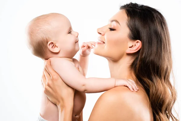 Ritratto di felice madre nuda guardando il bambino, isolato su bianco — Foto stock