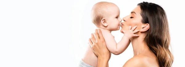 Tiro panorámico de madre desnuda feliz besar bebé adorable, aislado en blanco - foto de stock