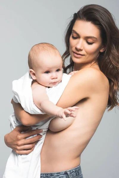 Portrait de mère nue tenant bébé garçon, isolé sur gris — Photo de stock