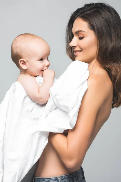 Portrait de gaie mère nue tenant bébé garçon, isolé sur gris — Photo de stock