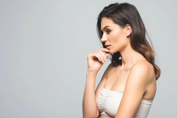 Retrato de perfil de mujer morena atractiva con piel perfecta, aislada en gris - foto de stock