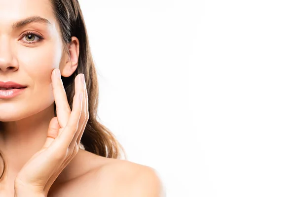 Attraktive brünette Frau berührt ihr sauberes Gesicht, isoliert auf weiß — Stockfoto