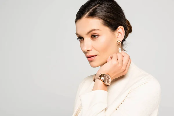 Atractiva mujer de negocios elegante en traje blanco, aislado en gris - foto de stock