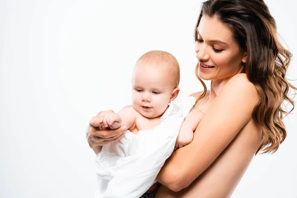 Ritratto di felice madre nuda che tiene il bambino, isolato su bianco — Foto stock