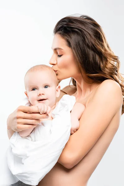 Retrato de madre desnuda besando adorable bebé, aislado en blanco - foto de stock