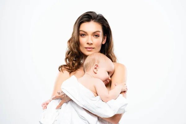 Retrato de hermosa madre desnuda sosteniendo al bebé, aislado en blanco - foto de stock