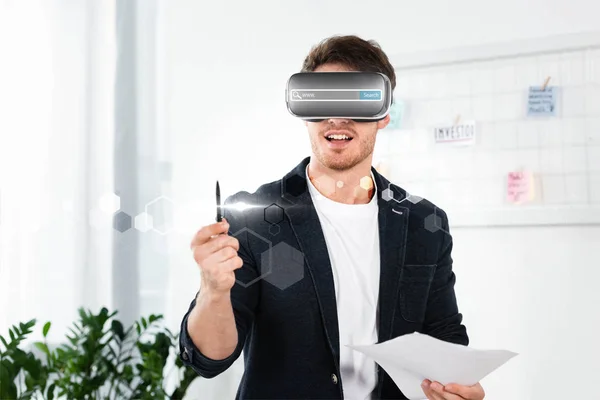 Hombre de negocios en camisa con auriculares de realidad virtual con barra de búsqueda ilustración celebración de pluma y papeles - foto de stock