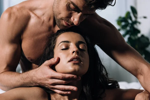 Sexy, camicetta uomo toccare faccia di seducente fidanzata — Foto stock