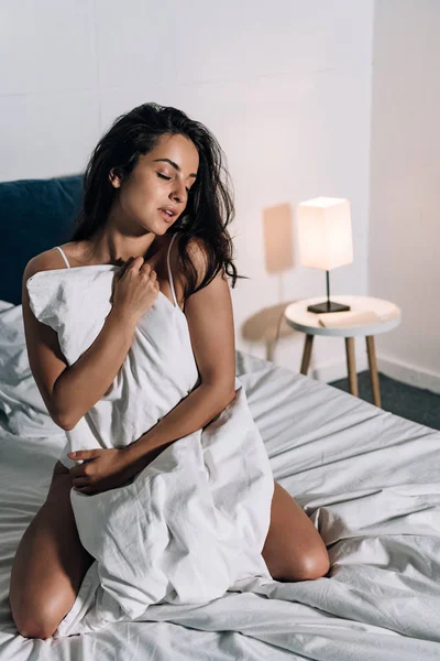 Seducente, ragazza sognante avvolgente in coperta in camera da letto — Foto stock