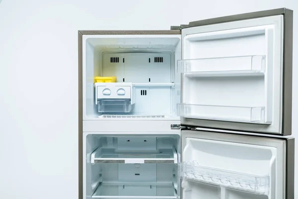 Frigorífico aberto vazio e congelador isolado em branco — Fotografia de Stock