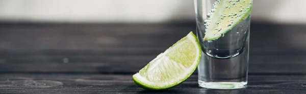 Frischer Tequila mit Limette auf Holzoberfläche, Panoramaaufnahme — Stockfoto