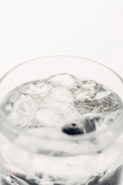 Vue rapprochée de gin frais et tonique en verre isolé sur blanc — Photo de stock