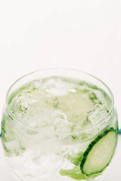 Vista de cerca de ginebra fresca y tónica con rodajas de pepino aisladas en blanco - foto de stock