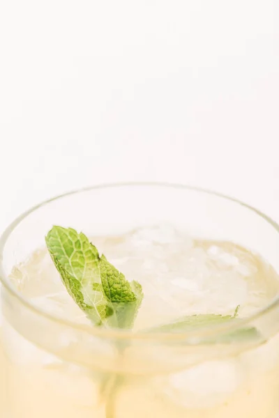 Vista de cerca de limonada fresca con hojas de menta aisladas en blanco - foto de stock