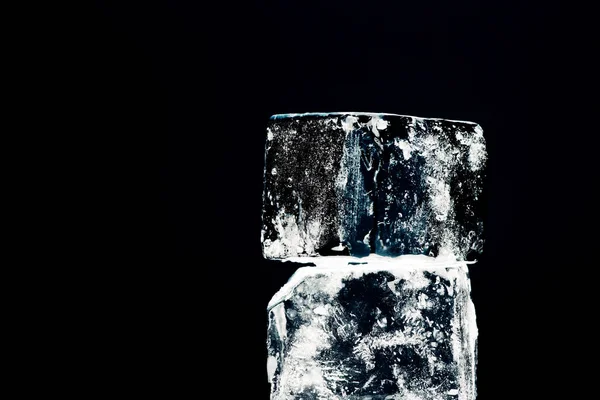 Vista de cerca de cubos de hielo cuadrados aislados en negro - foto de stock