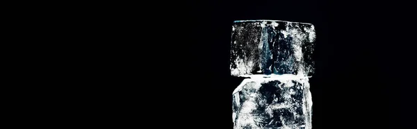 Vista ravvicinata di cubetti di ghiaccio quadrati isolati su nero, colpo panoramico — Foto stock