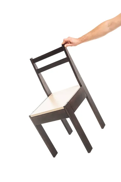 Vista recortada del hombre sosteniendo silla de madera marrón aislada en blanco - foto de stock