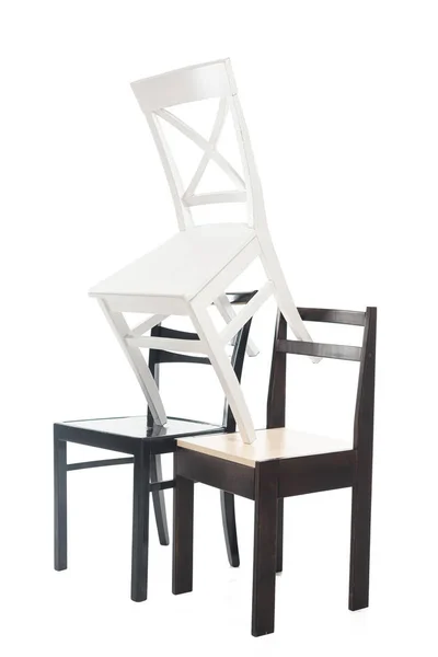 Chaises en bois blanc et marron isolées sur blanc — Photo de stock