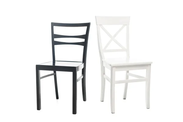 Cadeiras de madeira preto e branco isoladas em branco — Fotografia de Stock