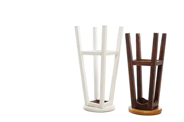 Chaises en bois inversées avec espace de copie isolé sur blanc — Photo de stock