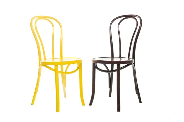 Sedie in legno marrone e giallo isolate su bianco — Foto stock