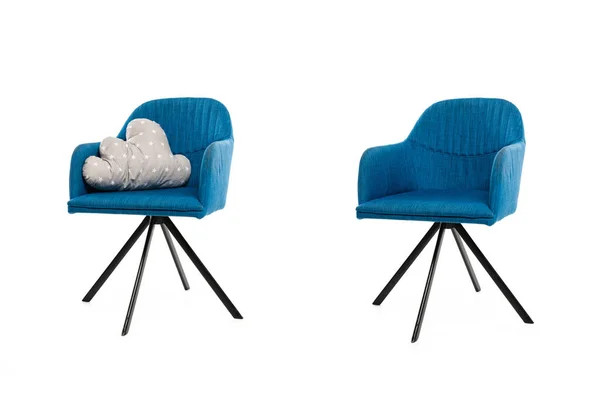 Синие кресла с подушкой, изолированной на белом — стоковое фото