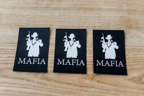 KYIV, UCRANIA - 22 de noviembre de 2019: vista superior de las cartas negras con letras de la mafia sobre la mesa - foto de stock