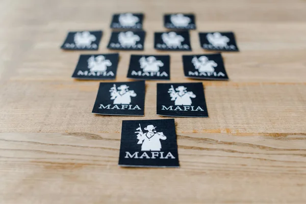 KYIV, UCRANIA - 22 de noviembre de 2019: enfoque selectivo de las cartas negras con letras de la mafia sobre la mesa - foto de stock