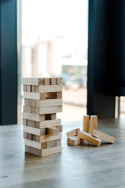 QUIIV, UCRÂNIA - NOVEMBRO 22, 2019: torre com blocos de jogo de madeira na mesa — Fotografia de Stock