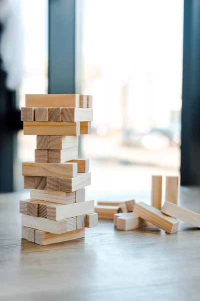 KYIV, UKRAINE - 22 NOVEMBRE 2019 : pile de blocs de bois jeu sur le bureau — Photo de stock