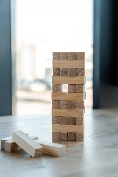 KYIV, UCRANIA - 22 de noviembre de 2019: enfoque selectivo de bloques de madera juego de torre en el escritorio - foto de stock