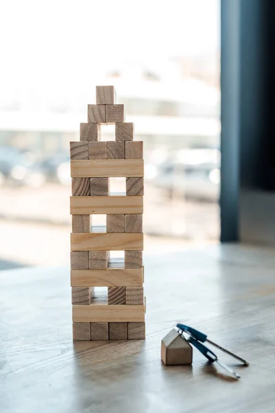 KYIV, UCRÂNIA - NOVEMBRO 22, 2019: bloqueia jogo de torre de madeira perto da chave na mesa — Fotografia de Stock