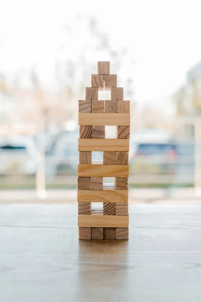 KYIV, UCRANIA - 22 de noviembre de 2019: bloquea el juego de torre de madera en un escritorio de madera - foto de stock