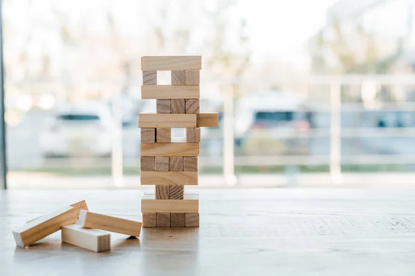 KYIV, UCRANIA - 22 de noviembre de 2019: pequeños bloques de madera juego de torre en el escritorio - foto de stock