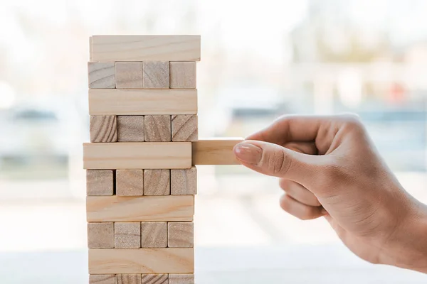 QUIIV, UCRÂNIA - NOVEMBRO 22, 2019: visão recortada de mulher jogando blocos de madeira jogo em casa — Fotografia de Stock