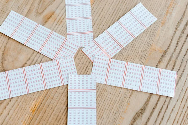 Vista superior de bilhetes de loteria na mesa de madeira — Fotografia de Stock