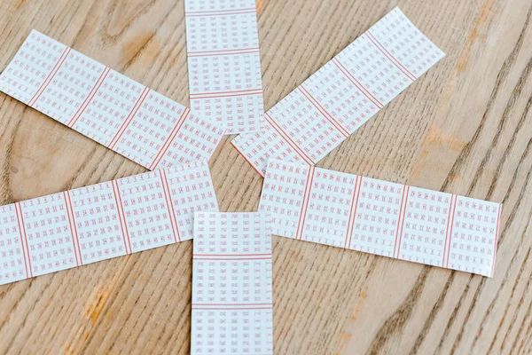 Vista superior de billetes de lotería en mesa de madera - foto de stock