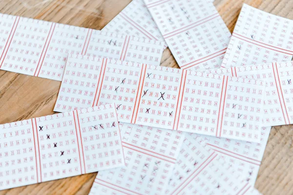 Vista dall'alto dei biglietti della lotteria segnati sul tavolo di legno — Foto stock