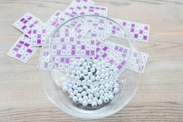 Enfoque selectivo de cuenco de vidrio con bolas cerca de boletos de lotería púrpura - foto de stock