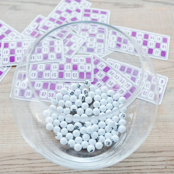 Enfoque selectivo de tazón con bolas cerca de boletos de lotería púrpura - foto de stock