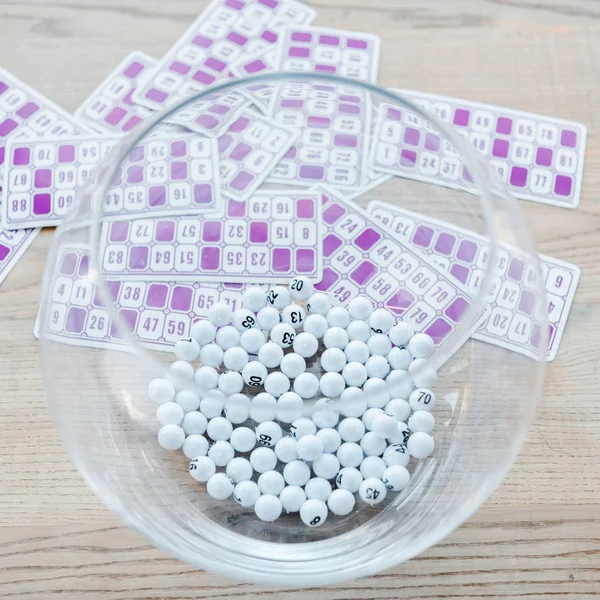 Enfoque selectivo de tazón con bolas cerca de boletos de lotería púrpura — Stock Photo