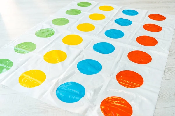 KYIV, UCRAINA - 22 NOVEMBRE 2019: focus selettivo di twister game con cerchi colorati sul pavimento bianco — Foto stock