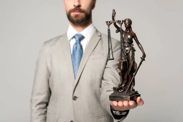 Ausgeschnittene Ansicht eines Anwalts, der die Statue isoliert auf grau hält — Stockfoto