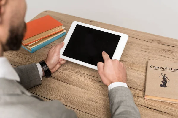 Vista parcial del empresario sosteniendo tableta digital con pantalla en blanco aislada en gris - foto de stock
