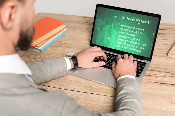 Vista recortada del hombre de negocios utilizando el ordenador portátil con el sitio web médico en la pantalla aislada en gris - foto de stock