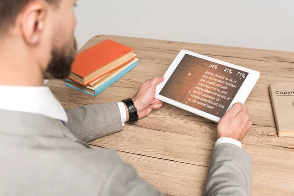 Vista recortada de hombre de negocios utilizando tableta digital con aplicación médica en la pantalla aislada en gris - foto de stock