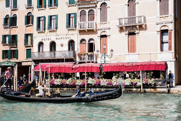 VENECIA, ITALIA - 24 DE SEPTIEMBRE DE 2019: góndolas con turistas flotando cerca del hotel marconi en Venecia, Italia - foto de stock